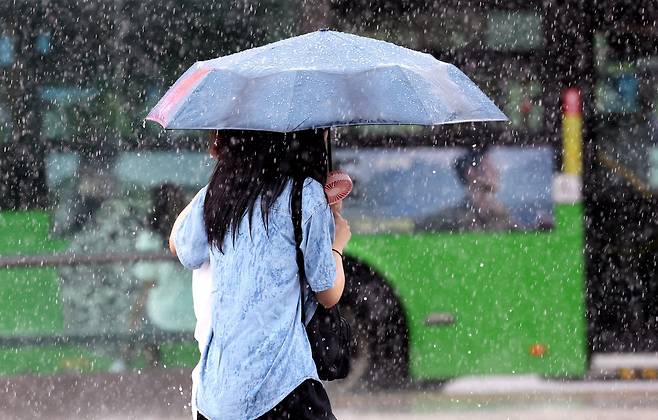 시민들이 우산으로 비를 피하고 있다. /뉴스1