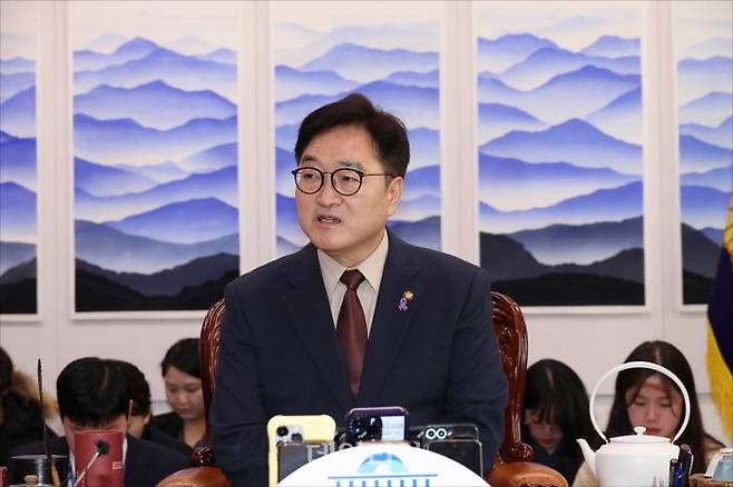우원식 국회의장(가운데)과 권성동 국민의힘 원내대표(왼쪽), 박찬대 더불어민주당 원내대표가 3월 31일 오전 국회의장실에서 열린 의장 주재 여야 원내대표 회동에서 대화를 하고 있다. ⓒ데일리안 홍금표 기자
