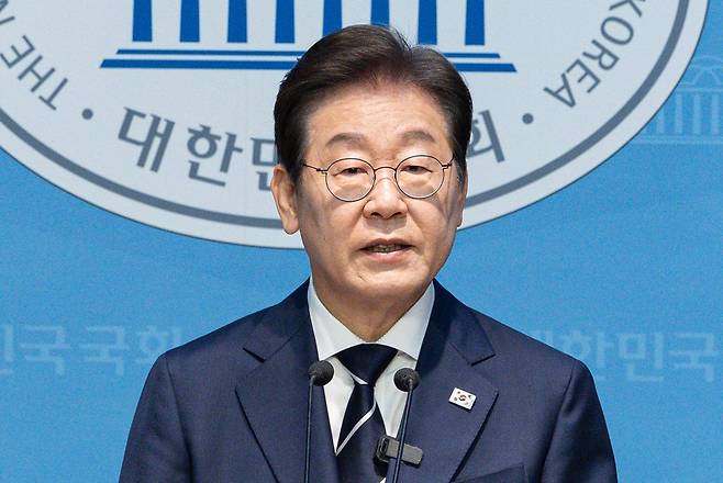 제21대 대통령선거에 출마를 선언한 이재명 더불어민주당 전 대표가 11일 오전 서울 여의도 국회 소통관에서 기자회견을 열고 비전 및 캠프 인선을 발표하고 있다. 뉴스1