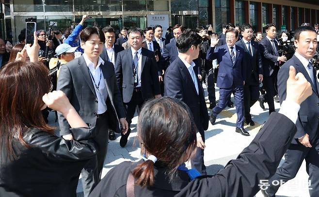 기자회견을 마치고 국회 소통관 밖에서  지지자들의  환호에 손들어 인사하는 이재명 예비후보.  이훈구 기자 ufo@donga.com