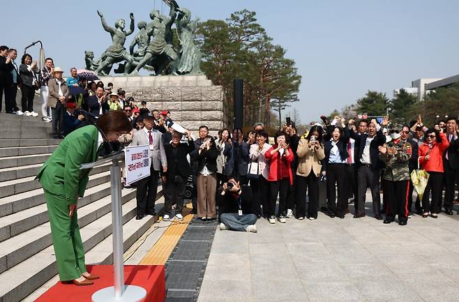나경원 국민의힘 의원이 11일 오후 서울 여의도 국회 본청 계단에서 21대 대통령 선거 출마 선언 기자회견을 마치고 인사하고 있다. 뉴스1