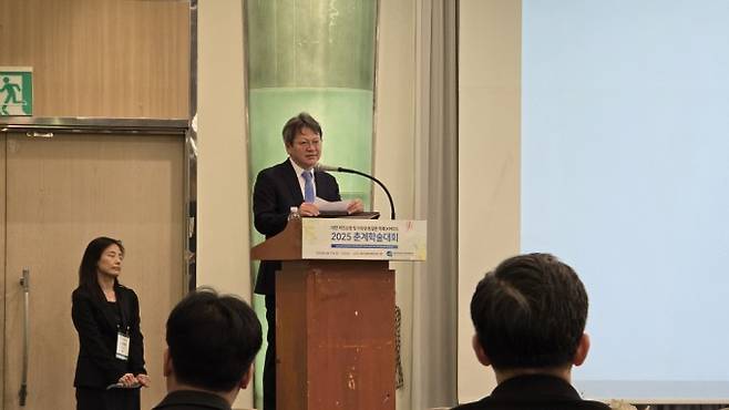 이필휴 파킨슨병 및 이상운동질환 학회(KMDS) 회장이&nbsp;11일 KMDS 춘계학술대회 간담회에서 환영사를 하고 있다. 문세영 기자.