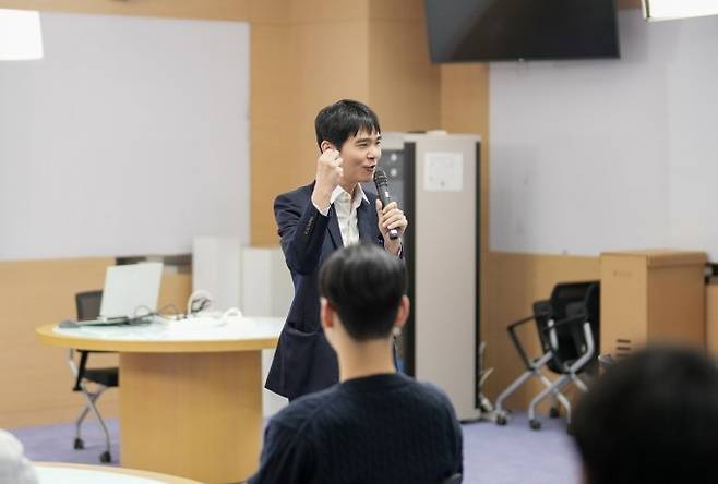 11일 이세돌 울산과학기술원(UNIST) 특임교수가 학생들과 '과학자를 위한 보드게임 제작' 수업을 진행하고 있다. UNIST 제공