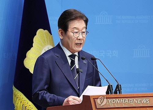더불어민주당 대선 경선에 출마한 이재명 예비후보가 11일 서울 여의도 국회 소통관에서 집권 청사진 등을 소개하는 '비전 선포식 및 캠프 일정 발표'를 하고 있다. [연합뉴스]