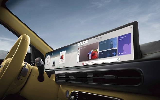 제네시스 뮤직은 와이드 디스플레이에 알맞은 UI 구성과 돌비 애트모스로 편리하고 풍요로운 청취 환경을 지원한다.