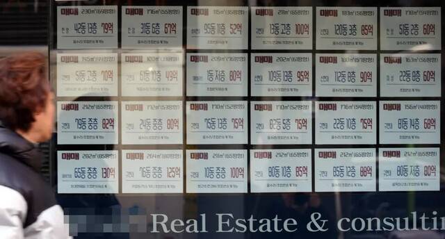 토지거래허가구역 해제 이후 서울 강남3구 아파트 가격이 급등 조짐을 보이고 있다. 사진은 23일 서울 강남구 한 아파트 단지 부근 부동산 시세표. 연합뉴스