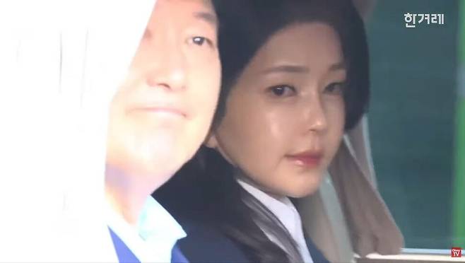 11일 대통령 관저에서 퇴거하는 윤석열, 김건희 부부. 한겨레TV