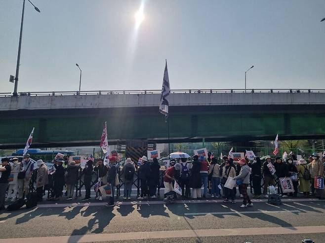윤석열 전 대통령 지지자들이 서울 한남동 대통령 관저 앞에서 윤 전 대통령을 기다리고 있다. 고나린 기자.