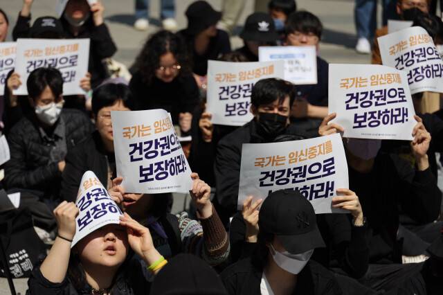 2023년 4월9일 서울 용산역 광장에서 ‘모두의 안전한 임신중지 권리보장을 위한 네트워크’ 주최의 집회가 열렸다. 김혜윤 기자 unique@hani.co.kr