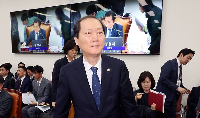 이완규 법제처장이 2025년 4월9일 서울 여의도 국회에서 열린 법제사법위원회 전체회의에서 이석하고 있다. 한겨레 김경호 선임기자
