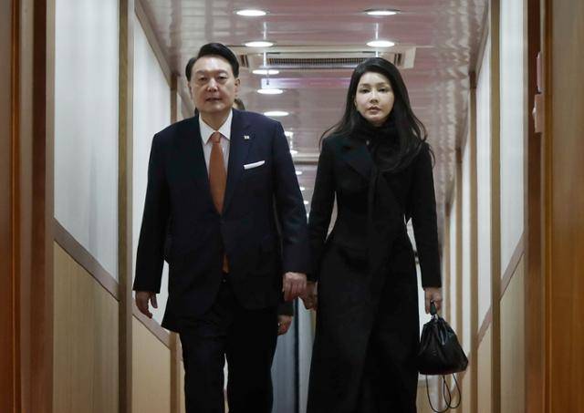 2023년 12월 15일 네덜란드 국빈 방문 일정을 마치고 당시 윤석열 대통령과 김건희 여사가 서울공항 2층 실내행사장을 통해 귀국하고 있다. 서재훈 기자