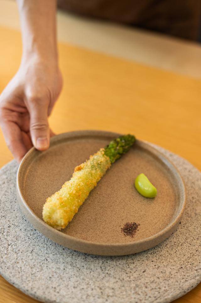 '레귬'의 아스파라거스 커틀릿과 비건 대파 마요네즈.