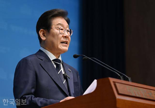 이재명 전 더불어민주당 대표가 11일 국회 소통관에서 기자회견을 열고 비전 및 캠프 인선을 발표하고 있다. 심현철 기자