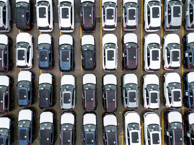 7일 미국 메릴랜드주 볼티모어의 한 해운 터미널에 볼보 차량들이 수송을 기다리고 있다. 볼티모어=EPA 연합뉴스