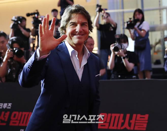 영화 '미션 임파서블: 데드 레코닝 파트 원'의 내한 레드카펫 행사가 29일 오후 서울 송파구 롯데시네마 월드타워점에서 열렸다. 레드카펫행사에 참석한 톰 크루즈가 환하게 웃으며 포즈를 취하고 있다. 김민규 기자 mgkim1@edaily.co.kr /2023.06.29/