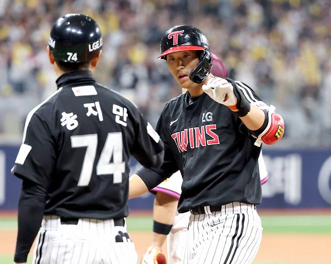 2025 KB0리그 프로야구 키움히어로즈와 LG트윈스의 경기가 10일 오후 서울 고척스카이돔에서 열렸다. 3회초 1사 만루 송찬의가 1타점 적시타를 치고 출루해 송지만 코치의 축하를 받고 있다. 고척=김민규 기자 mgkim1@edaily.co.kr