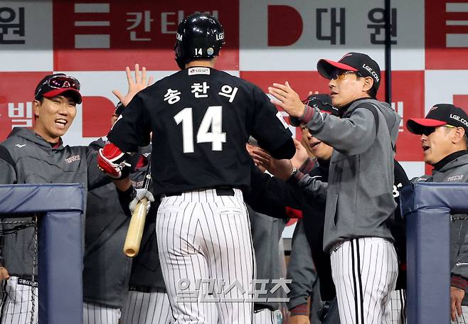 2025 KB0리그 프로야구 키움히어로즈와 LG트윈스의 경기가 10일 오후 서울 고척스카이돔에서 열렸다. 2회초 1사 1,2루 송찬의가 스리런홈런을 치고 홈인해 염경엽 감독의 축하를 받고 있다. 고척=김민규 기자 mgkim1@edaily.co.kr