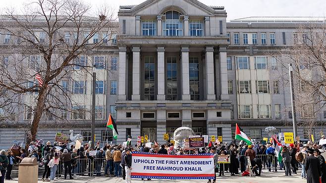[지난달 뉴저지 법원 앞에서 컬럼비아대 졸업생 추방에 반대하는 시위자들]