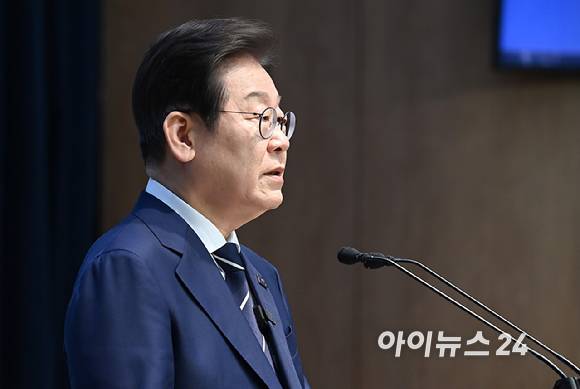 대선 출마를 선언한 이재명 전 더불어민주당 대표가 11일 서울 여의도 국회 소통관에서 '비전 선포식 및 캠프 일정 발표'를 하고 있다.