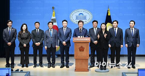 대선 출마를 선언한 이재명 전 더불어민주당 대표가 11일 서울 여의도 국회 소통관에서 '비전 선포식 및 캠프 인선 발표'를 하고 있다.