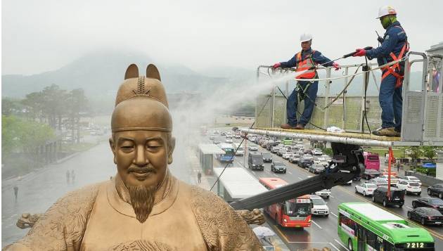 지난해 4월 서울 광화문광장에서 서울시 관계자들이 세종대왕 동상을 세척하는 모습. [사진=연합뉴스]