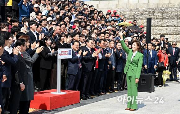 나경원 국민의힘 의원이 11일 서울 여의도 국회 본청 앞 계단에서 대선 출마 선언에 앞서 지지자들에게 인사를 하고 있다.