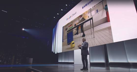 9일(현지시간) 미국 라스베이거스에서 개막한 기술 콘퍼런스 ‘넥스트 2025’에서 구글 클라우드는 삼성의 AI 로봇 ‘볼리’에 생성 AI 모델 ‘제미나이’를 탑재한다고 밝혔다. [사진 구글]