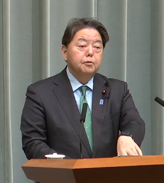 하야시 일본 관방장관이 10일 오전 기자회견에서 전 국민 현금 지원안에 대해 답하고 있다. [사진 기자회견 캡처]