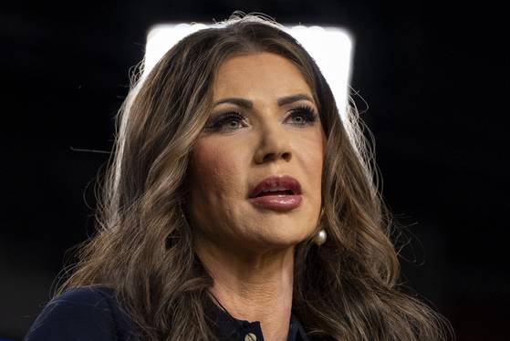 크리스티 놈 국토안보부 장관이 2025년 4월 9일 이민세관집행국 본부에서 기자회견에서 연설하는 모습. AP=연합뉴스