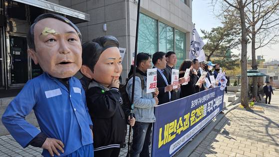 윤석열 전 대통령이 서울 서초구의 사저로 이전하는 11일 서울 용산구 한남동 대통령 관저 앞에서 촛불행동이 윤 전 대통령과 김건희 여사를 규탄하는 집회를 열고 있다. 김창용 기자.