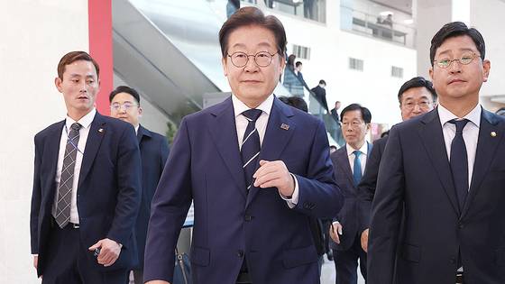 제21대 대통령선거에 출마를 선언한 이재명 더불어민주당 전 대표가 11일 오전 서울 여의도 국회 소통관에서 비전 및 캠프 인선을 발표를 마친 후 기자회견장을 나서고 있다. 뉴스1