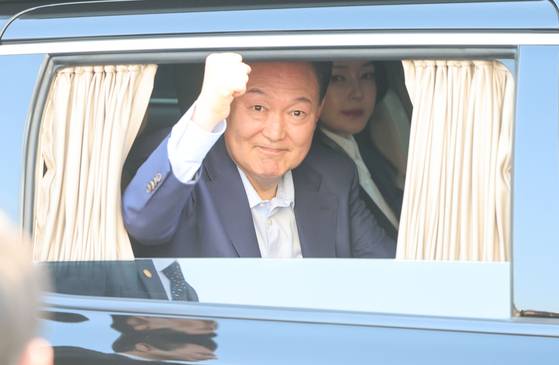 윤석열 전 대통령이 11일 오후 서울 용산구 대통령관저에서 나와 지지자들 향해 주먹을 쥐어보이고 있다. 뉴스1