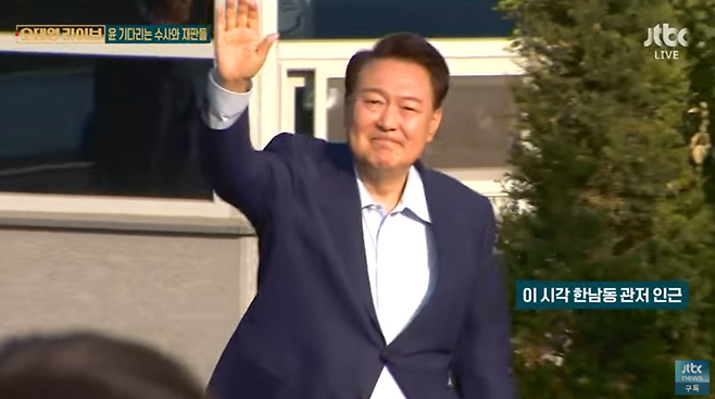 파면 1주일 만에 관저를 떠나는 윤석열 전 대통령. /JTBC 뉴스 유튜브 생중계