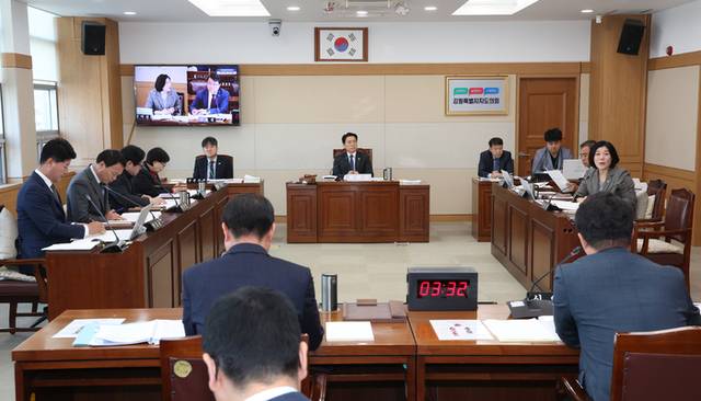 ▲ 10일 열린 강원도의회 제336회 임시회 사회문화위원회(위원장 원제용) 2차 회의에서 위원들이 상정된 안건에 대해 질의를 하고 있다. 도의회 제공
