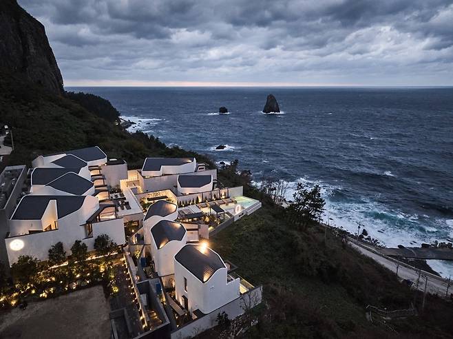 바다를 마주하고 있는 빌라 쏘메 외부 전경. /코오롱글로텍