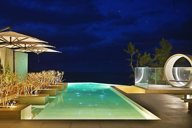 심해에서 퍼 올린 심층수로 채운 인피니티 풀.  /코오롱글로텍