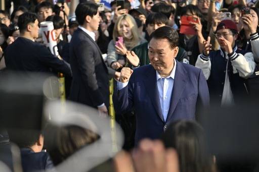 윤석열 전 대통령이 11일 서울 용산구 한남동 대통령 관저를 떠나 서초동 사저로 이동하며 지지자들과 인사를 하고 있다.