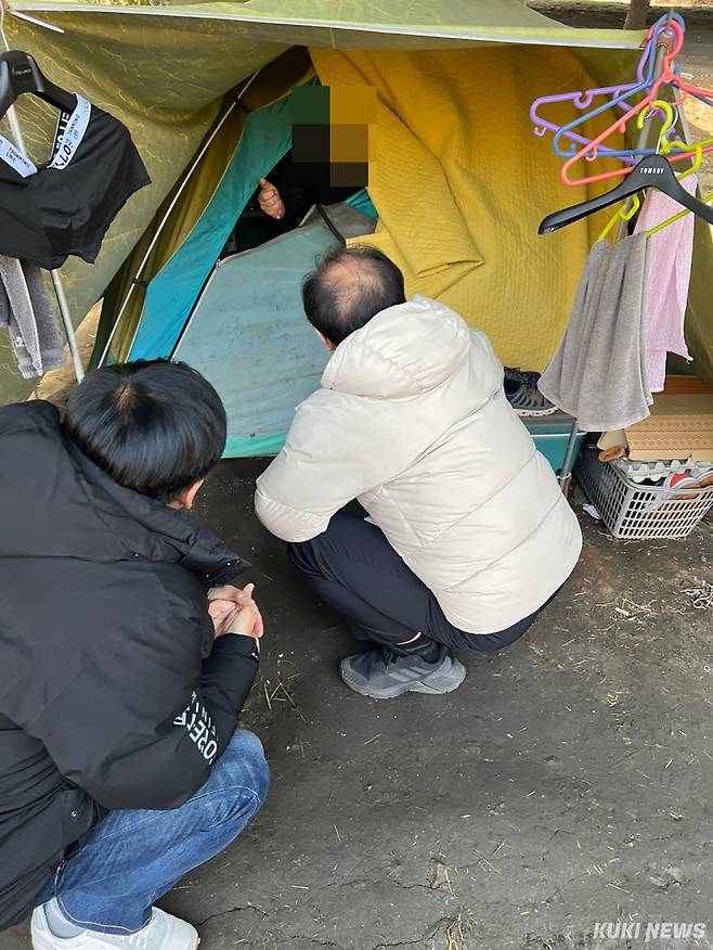 성남시 노숙인종합지원센터 관계자들이 모란역 인근 노숙인을 돕고자 대화하고 있다.