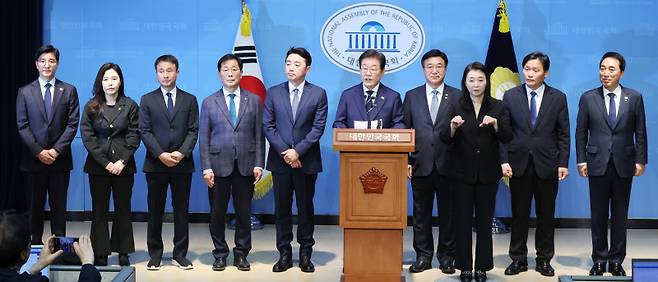 더불어민주당 대선 경선에 출마한 이재명 예비후보가 11일 서울 여의도 국회 소통관에서 집권 청사진 등을 소개하는 '비전 선포식 및 캠프 일정 발표'를 하고 있다. 왼쪽부터 이해식 비서실장, 강유정 대변인, 한병도 종합상황실장, 윤후덕 정책본부장, 강훈식 총괄본부장, 이재명 예비후보, 윤호중 선대위원장, 김영진 정무전략본부장, 박수현 공보단장. 연합뉴스