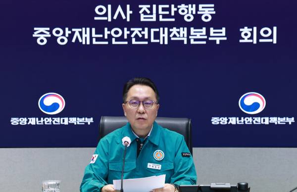 중앙재난안전대책본부 제1총괄조정관인 박민수 보건복지부 2차관이 10일 정부서울청사 중앙재난안전상황실 서울상황센터에서 열린 ‘의사 집단행동 중앙재난안전대책본부 회의’에서 발언하고 있다. 연합뉴스