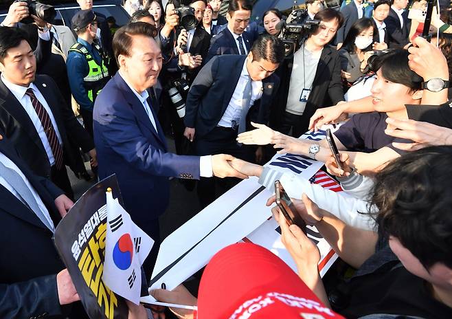 윤석열 전 대통령이 11일 서울 용산구 한남동 관저에서 나와 서초동 사저로 향하기 전 지지자들에게 인사하고 있다. 공동취재사진