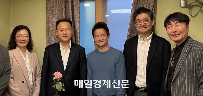 지난 10일 UKF 자문위원회가 모임을 갖고 기념촬영을 하고 있다. 왼쪽부터 이명자 한국무역협회 해외마케팅본부장, 김명수 매경닷컴 대표, 권형민 한국산업은행 넥스트라운드실 팀장, 임종빈 경기도경제과학진흥원 스타트업본부장, 김현우 서울경제진흥원 대표. [사진 제공=UKF 자문위원회]