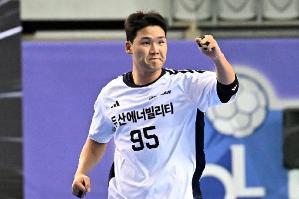 사진 두산 김태웅의 골 세리머니를 하고 있다, 사진 제공=한국핸드볼연맹