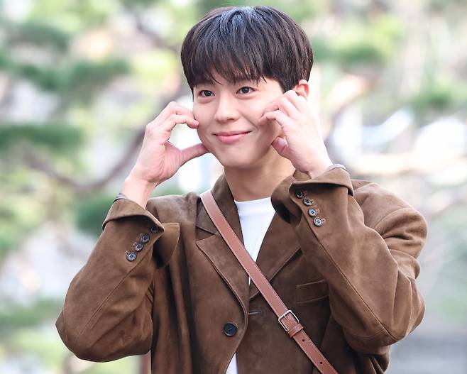 배우 박보검이 서울 용산구의 한 교회에서 예배를 본다는 목격담이 올라왔다. 박보검은 오랫동안 한국 교회가 이단으로 규정한 예수중심교회 신자였는데, 완전히 교회를 옮긴 게 아니냐는 반응이 나온다. /사진=뉴스1