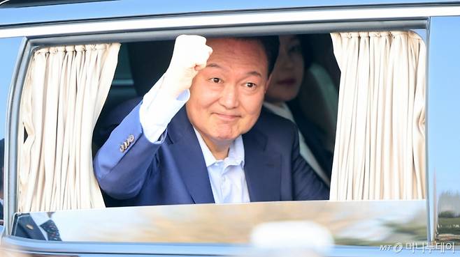 (서울=뉴스1) 김성진 기자 = 윤석열 전 대통령이 11일 오후 서울 용산구 대통령관저에서 나와 지지자들 향해 주먹을 쥐어보이고 있다. (공동취재) 2025.4.11/뉴스1  Copyright (C) 뉴스1. All rights reserved. 무단 전재 및 재배포,  AI학습 이용 금지. /사진=(서울=뉴스1) 김성진 기자