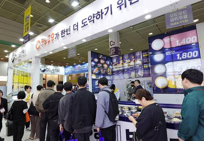 2025 IFS 프랜차이즈 창업·산업박람회 쿠우쿠우 부스에서 진행한 시식 행사 모습. /사진=쿠우쿠우