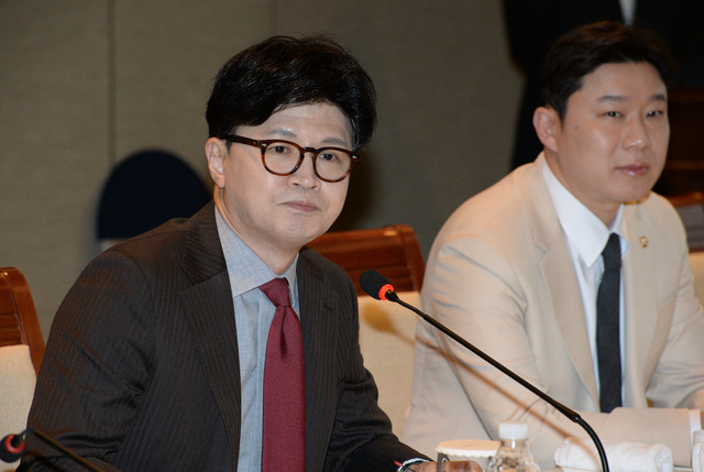 제21대 대통령 선거 출마를 선언한 국민의힘 한동훈(중앙) 전 대표가 11일 울산을 방문해 동구 호텔현대 바이 라한 울산에서 열린  HD현대중공업 협력사 간담회에서 모두 발언을 하고 있다. 뉴시스