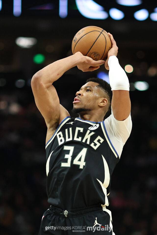 아테토쿤보가 슛을 던지고 있다. /게티이미지코리아