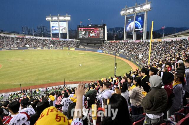 27일 오후 서울 잠실야구장에서 진행된 '2025 프로야구 KBO리그' LG 트윈스와 한화 이글스의 경기.잠실야구장을 가득 채운 관중들이 응원을 펼치고 있다.