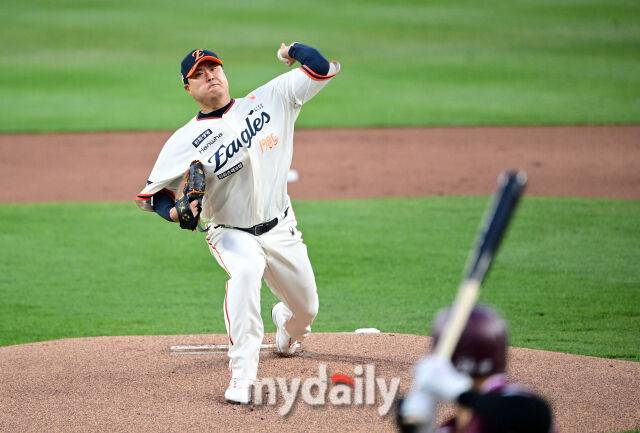 2025년 4월 11일 오후 대전 한화생명 볼파크에서 진행된 '2025 신한 SOL뱅크 KBO 리그' 키움 히어로즈와 한화 이글스의 경기. 한화 선발투수 류현진이 역투하고 있다./대전 = 유진형 기자